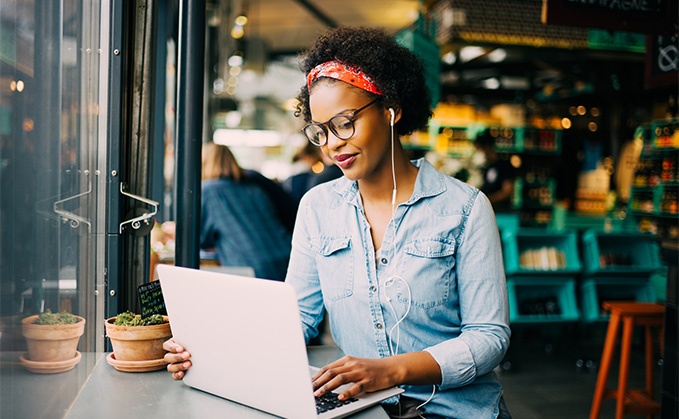 woman in a cafe listening to music